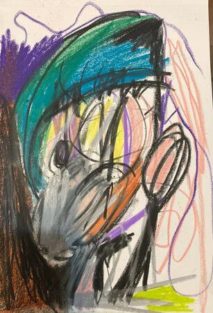Dibujo abstracto a lápiz de un rostro con cabello color turquesa, contornos oscuros y garabatos coloridos sobre un fondo blanco.