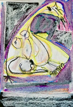 Dibujo abstracto al pastel de una figura amarilla sentada parecida a un perro sobre un fondo oscuro con detalles en morado y rosa.