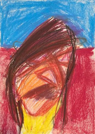 Retrato abstracto a lápiz con cabello castaño, rostro amarillo, cielo azul y fondo rojo.