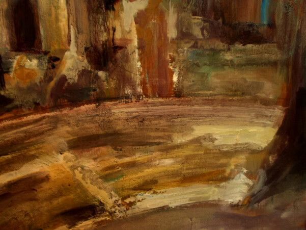 Pintura abstracta de tonos cálidos con pinceladas amplias en tonos marrones, dorados y óxido en una escena de interior.