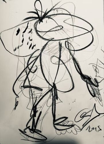 Boceto abstracto en tinta negra de una figura de pie con líneas sueltas y una firma en la esquina.