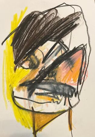 Rostro abstracto infantil con cabello oscuro, mejillas anaranjadas y fondo amarillo.