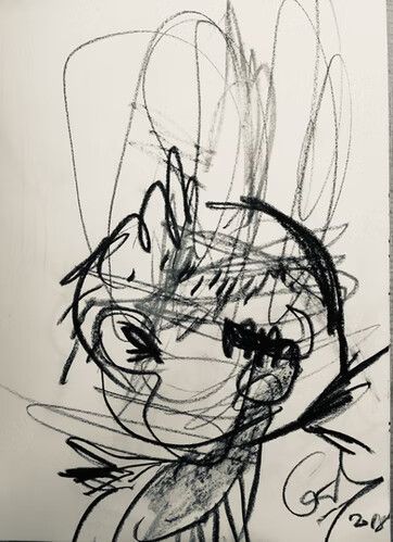 Boceto suelto a pluma negra de una cara de dibujos animados con ojos grandes y pelo garabateado sobre papel blanco.