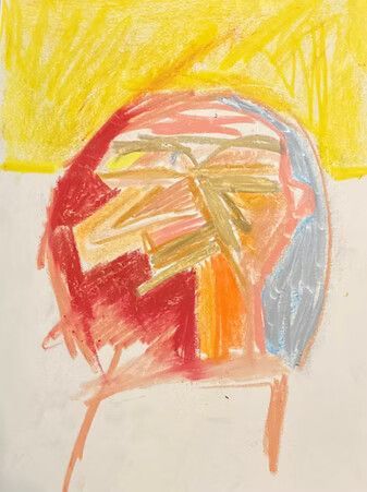 Dibujo abstracto a lápiz de una cabeza colorida con fondo amarillo.