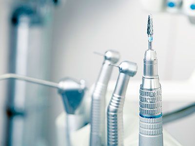 Un primer plano de un taladro dental en un consultorio dental.