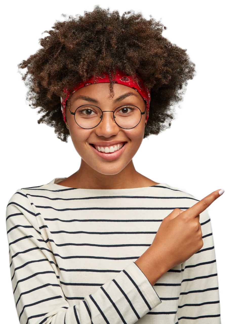 Une jeune femme aux cheveux bouclés, aux lunettes et au bandeau rouge pointe vers la droite et sourit.