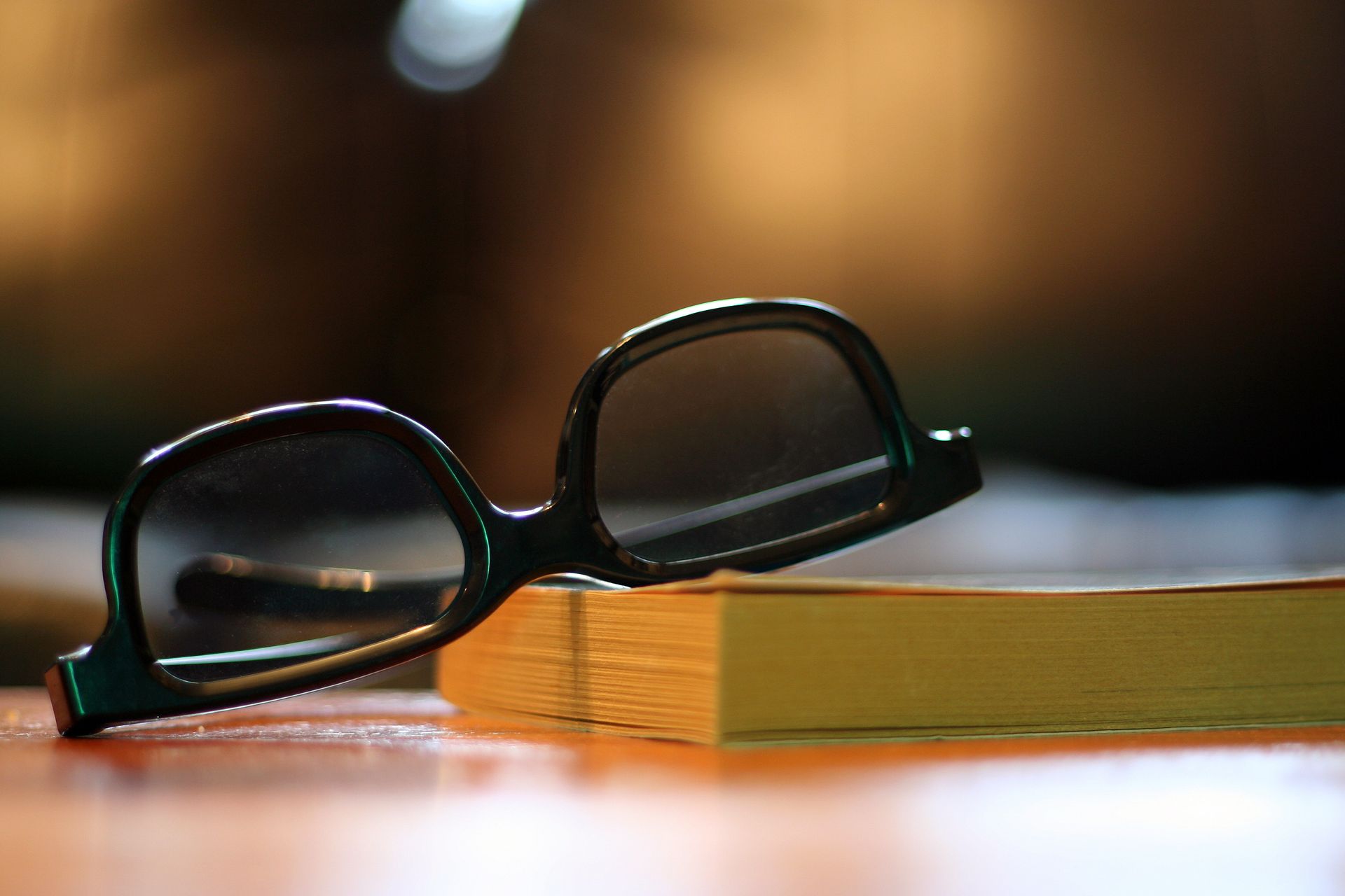 Des lunettes sur un livre.