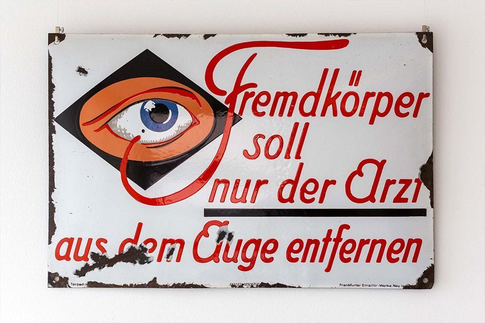 Augenarztpraxis Dr. med. Dennis Schirò Eine Augenärztin misst die Sehkraft einer Patientin