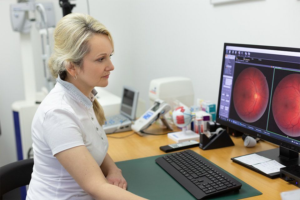 Augenarztpraxis Dr. med. Dennis Schirò Junge Helferin mit Patientin