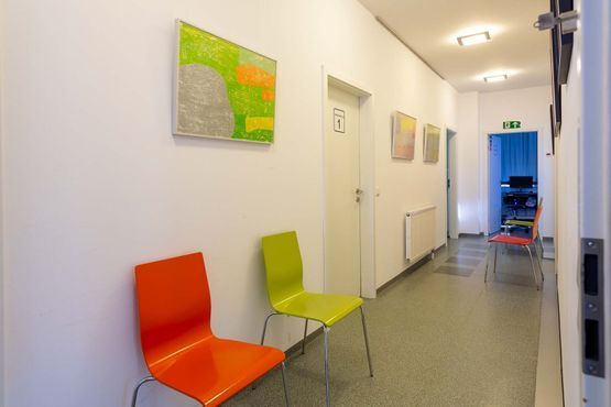 Augenarztpraxis Dr. med. Dennis Schirò Ein Augenarzt misst die Sehfähigkeit bei einem Kind