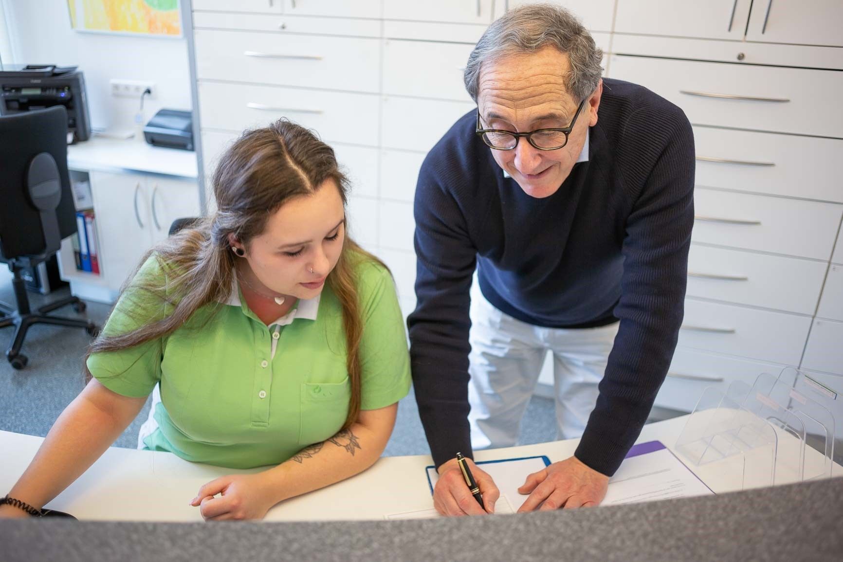 Augenarztpraxis Dr. med. Dennis Schirò Mitarbeiter an der Rezeption