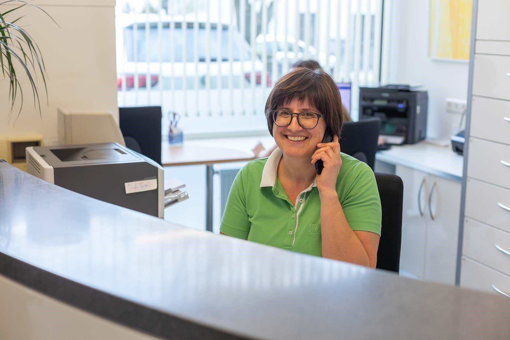 Augenarztpraxis Dr. med. Dennis Schirò Mitarbeiterin am Telefon