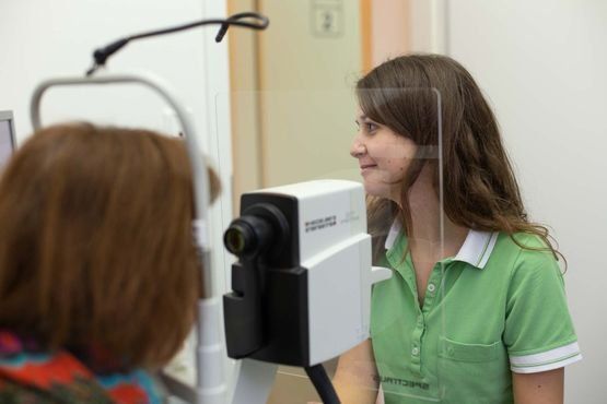 Augenarztpraxis Dr. med. Dennis Schirò Eine Person bei der Sehmessung
