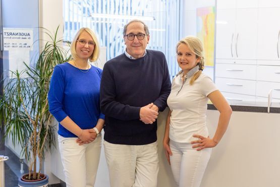 Augenarztpraxis Dr. med. Dennis Schirò Ein Augenarzt misst die Sehfähigkeit bei einem Kind