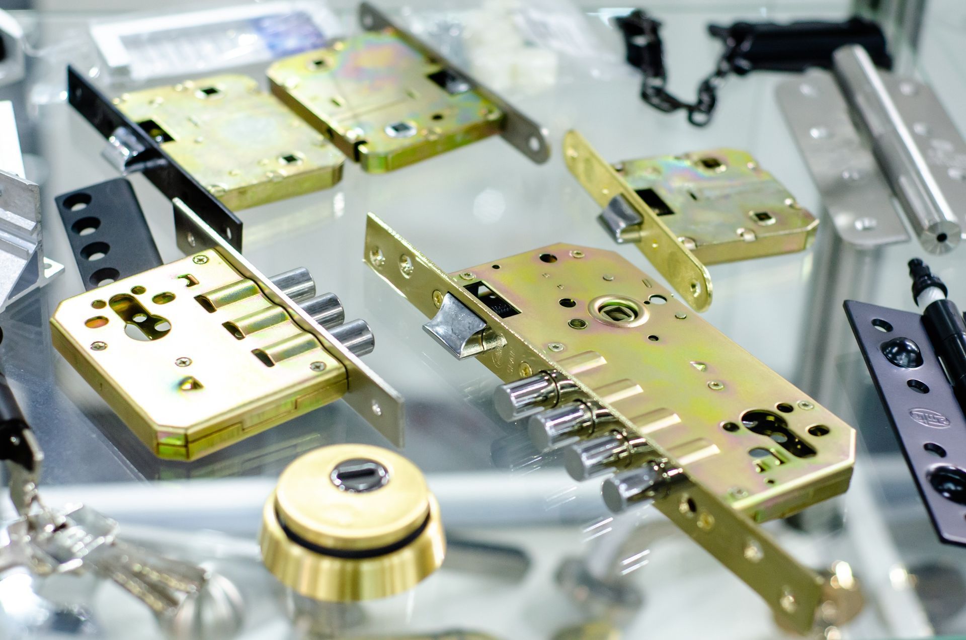 Hay muchos tipos diferentes de cerraduras en la mesa.