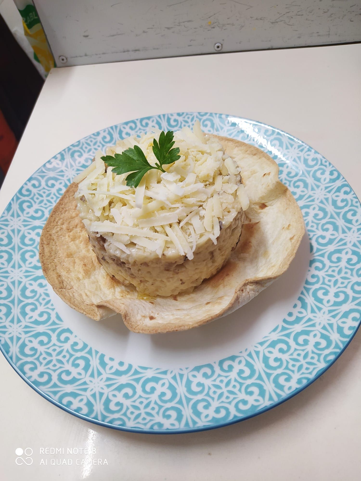 Un primer plano de un plato de comida sobre una mesa.