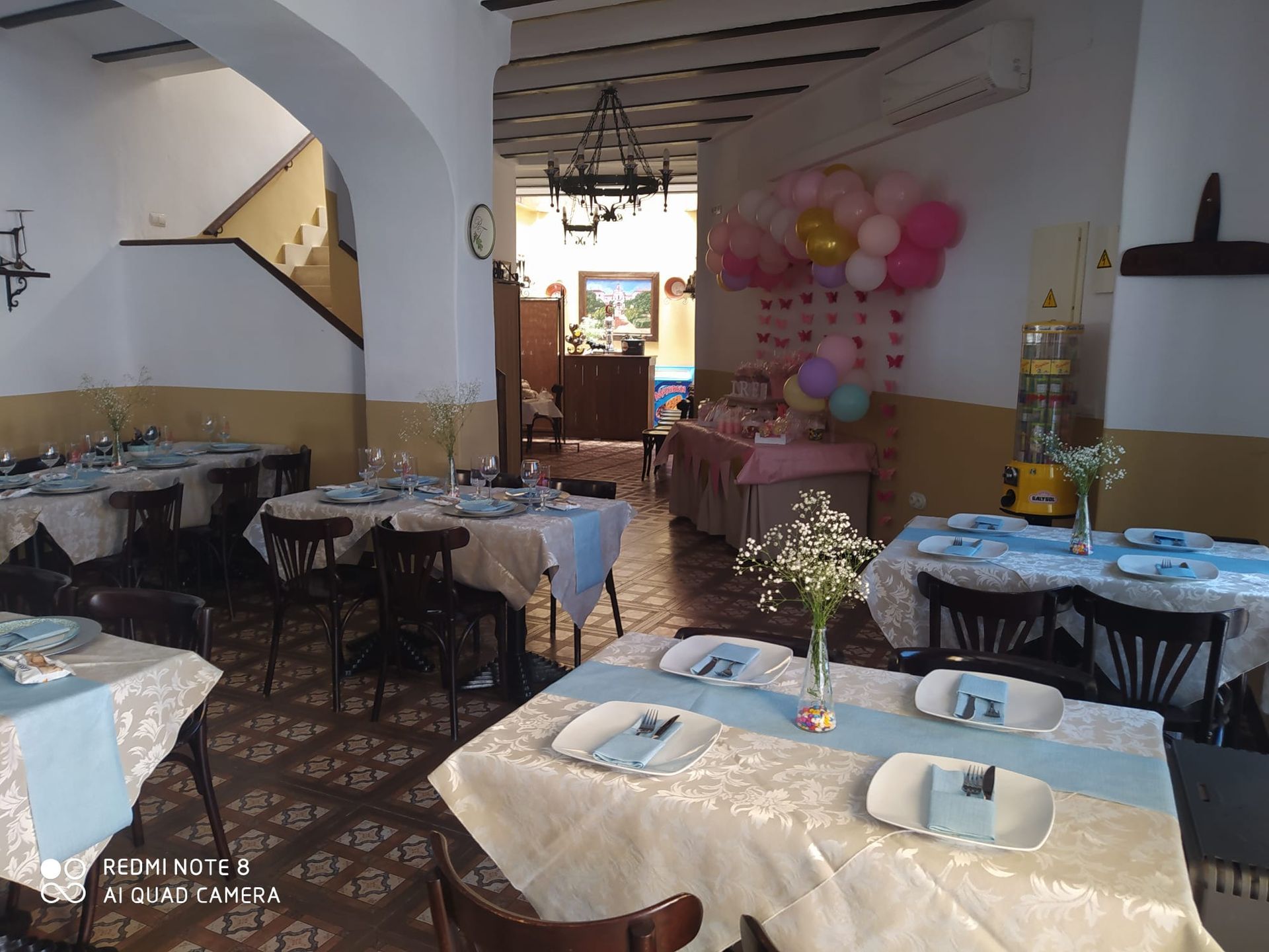 Un restaurante con mesas y sillas preparadas para una fiesta.