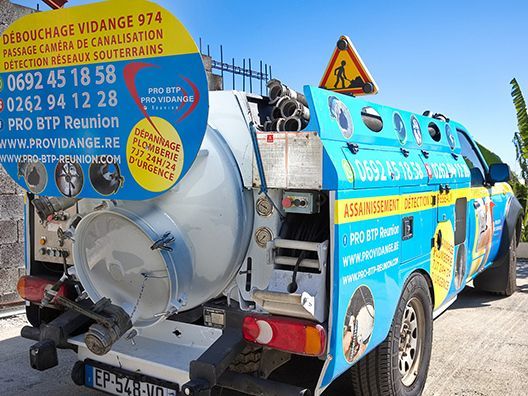 Tuyau de vidange branché sur camion