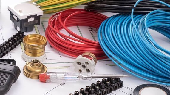 Hay muchos tipos diferentes de cables eléctricos sobre la mesa.