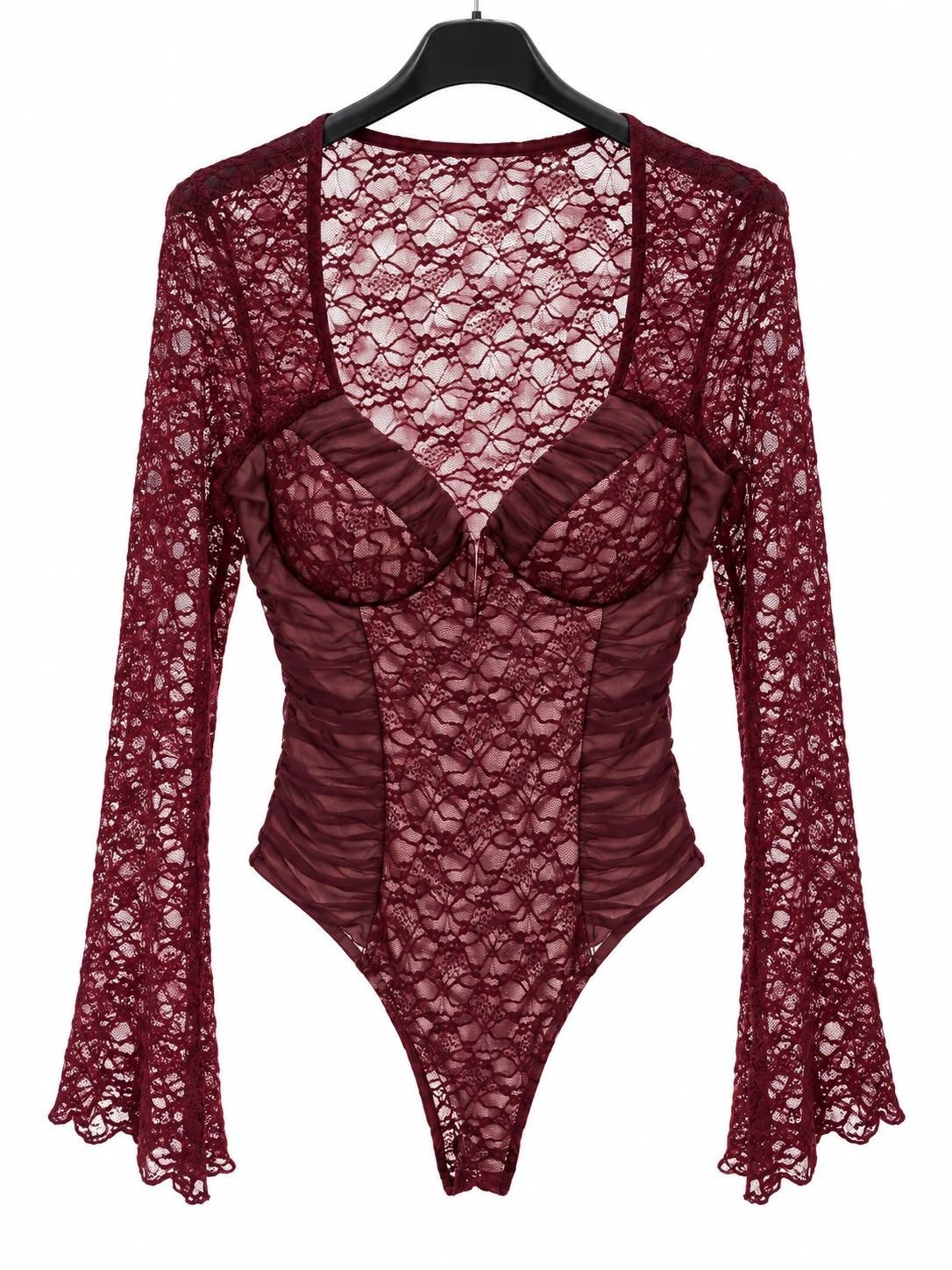 Body de manga larga de encaje color granate, con tul transparente y escote pronunciado, colgado en una percha
