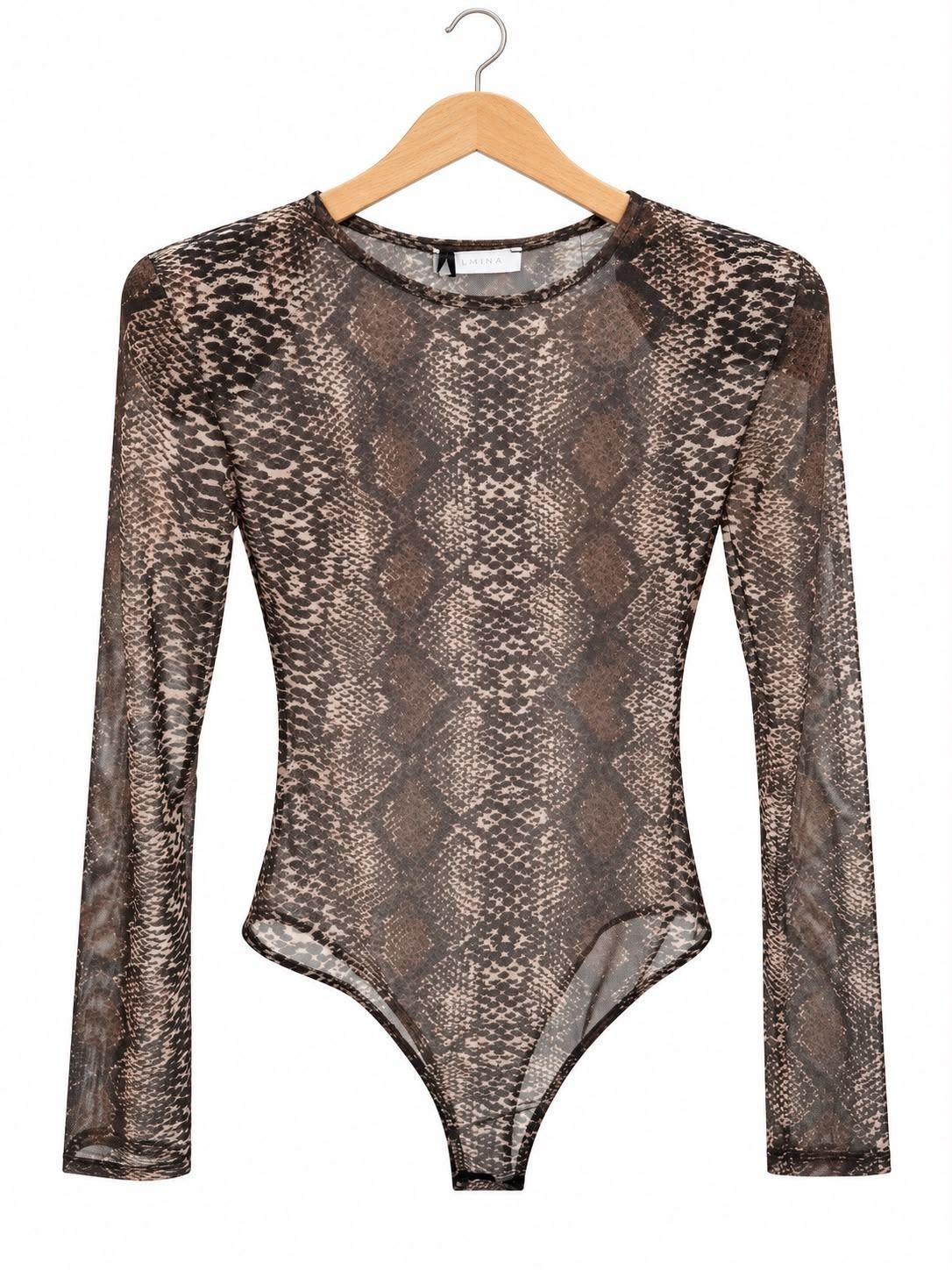 Body de manga larga, negro transparente con estampado de piel de serpiente, en una percha de madera