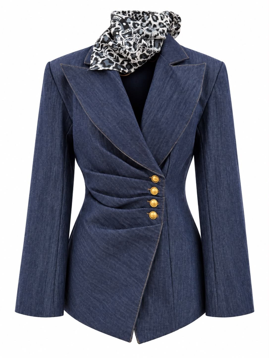 Blazer azul marino entallado, con parte delantera cruzada, botones dorados y cuello con pañuelo estampado, aislado sobre fondo blanco.