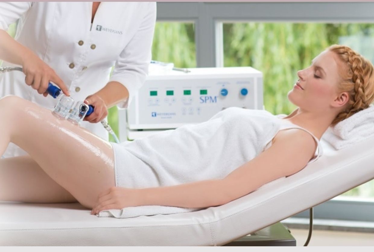 Kylpyläterapeutti antaa hoitoa valkoisella hierontapöydällä makaavalle naiselle