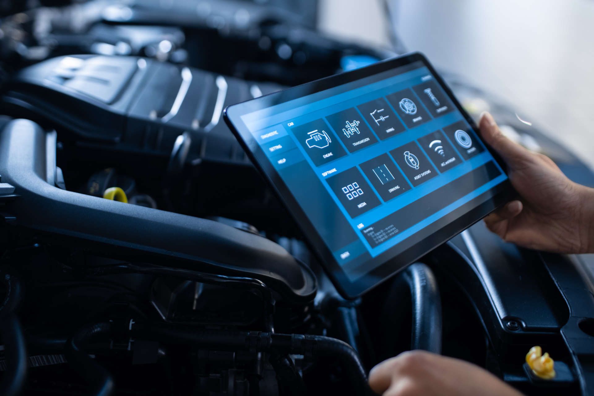 Untersuchung der Fahrzeugtechnik am Kfz-Motor mit einem Tablet