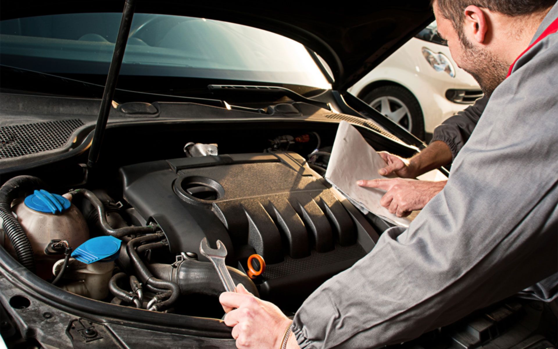 Reparaturarbeiten an einem Kfz-Motor