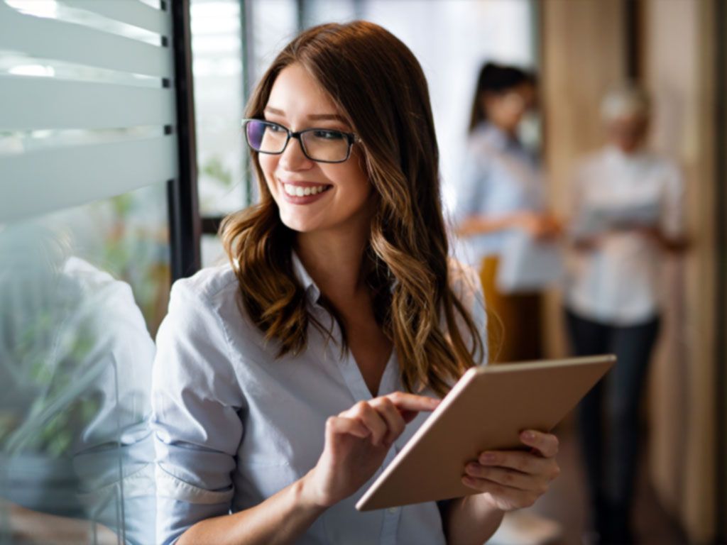 Kauffrau mit iPad in der Hand