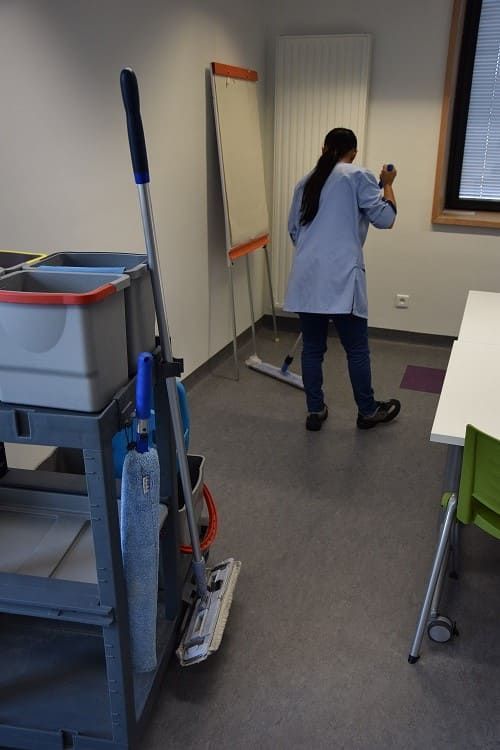 Agent nettoyant une salle