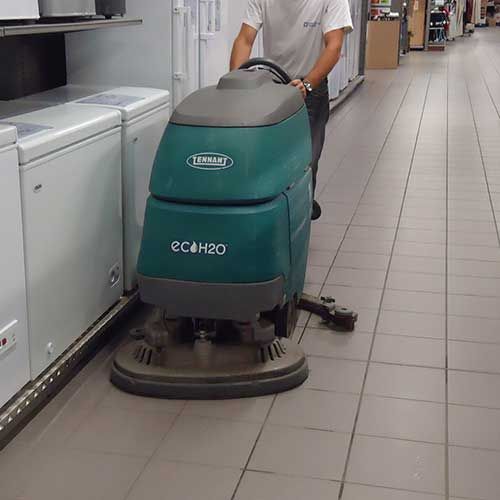 Lessiveuse dans un magasin