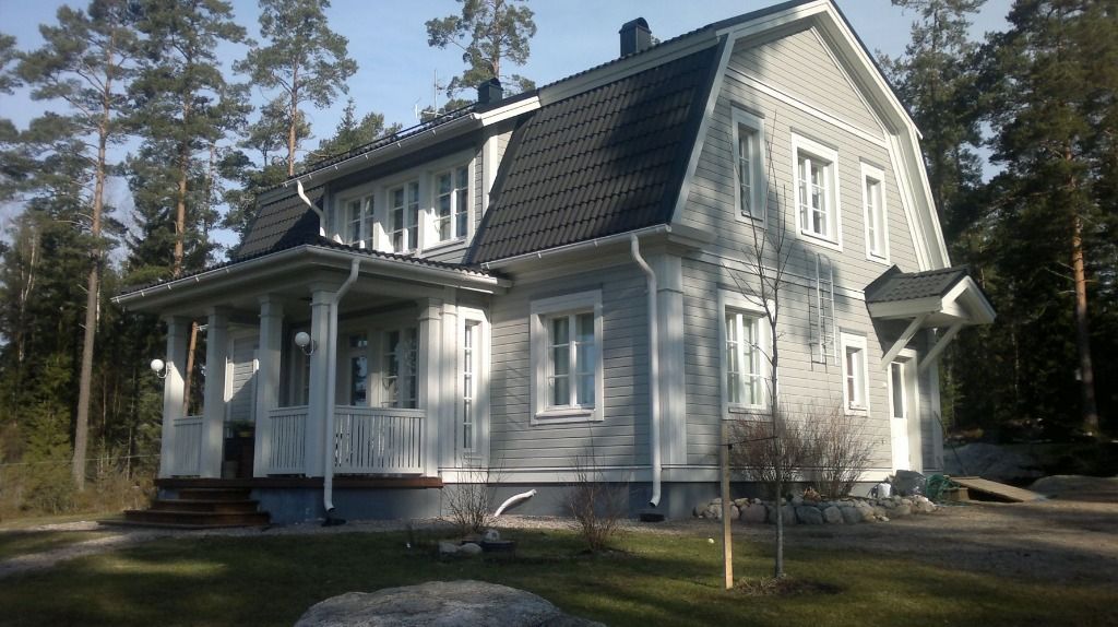 Harmaa klassinen omakotitalo