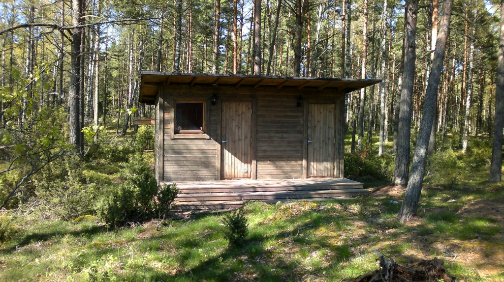 pieni puinen ulkovarasto metsässä