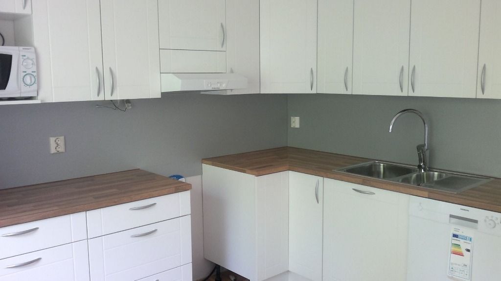 keittiön valkoiset modernit kaapistot