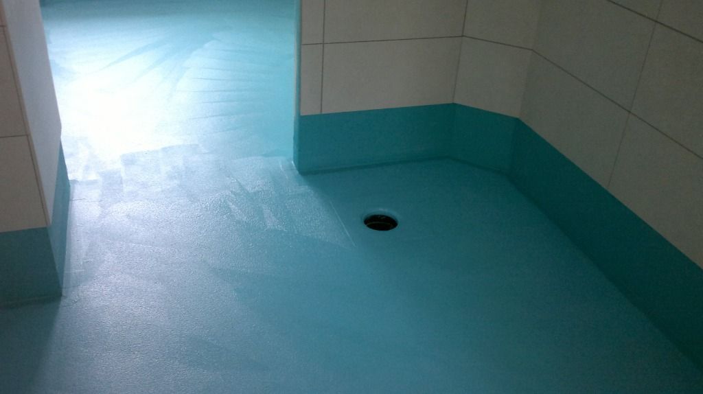 suihkutilan turkoosi lattia