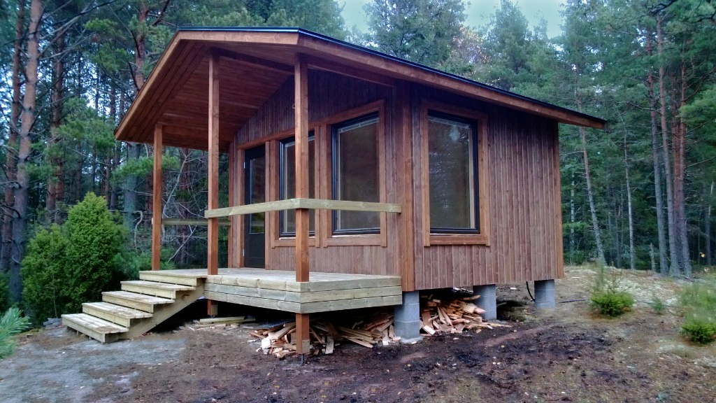 Pieni puinen mökki metsässä