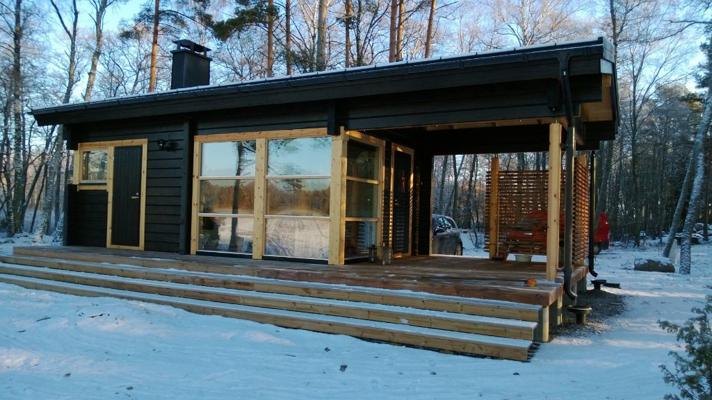 musta lautainen talo talvi maisemassa