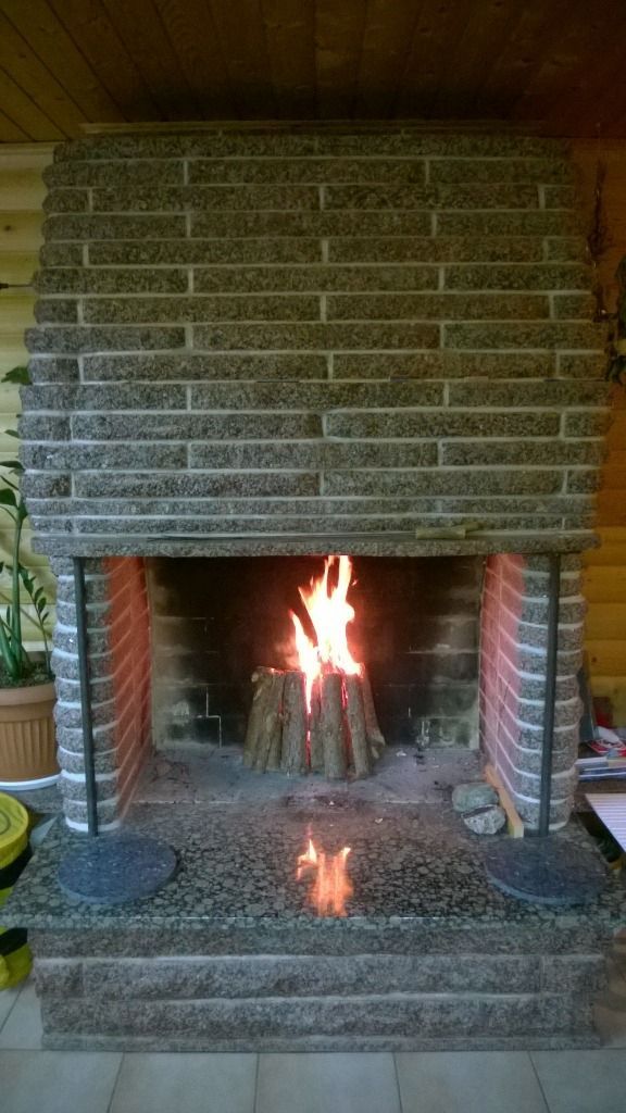 harmaa kivinen takka