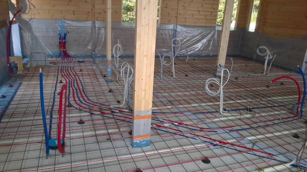 rakennuksen sisätilan lattian työstöä