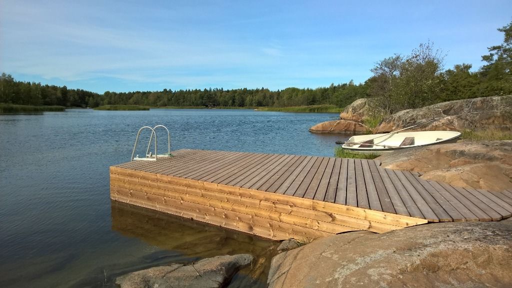 Puinen laituri veden äärellä