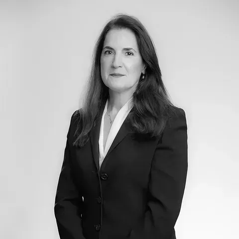 Una fotografía en blanco y negro de una mujer con traje.