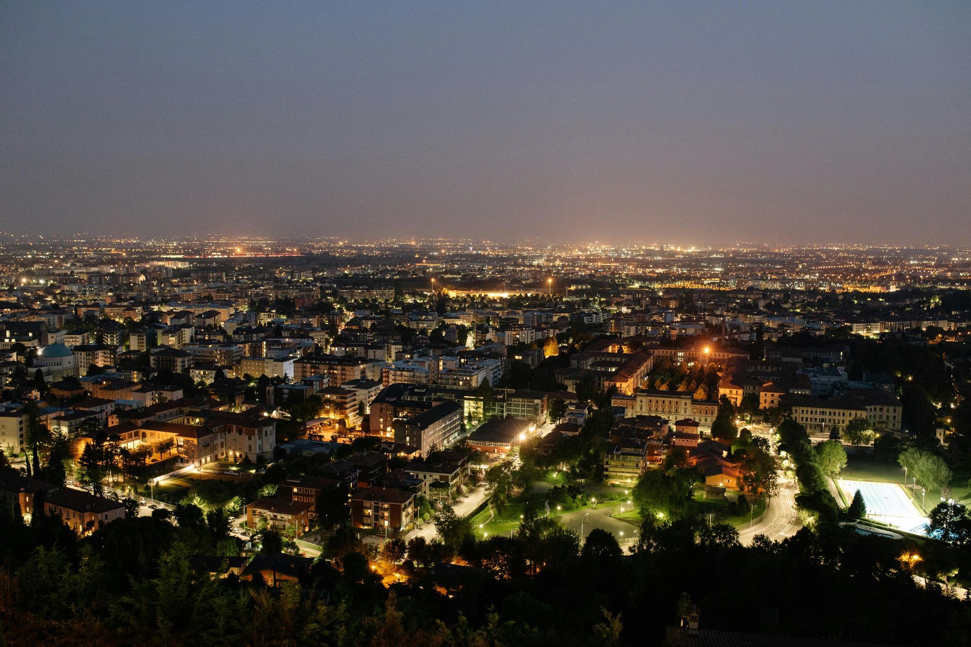 Bergamo di notte dall'alto
