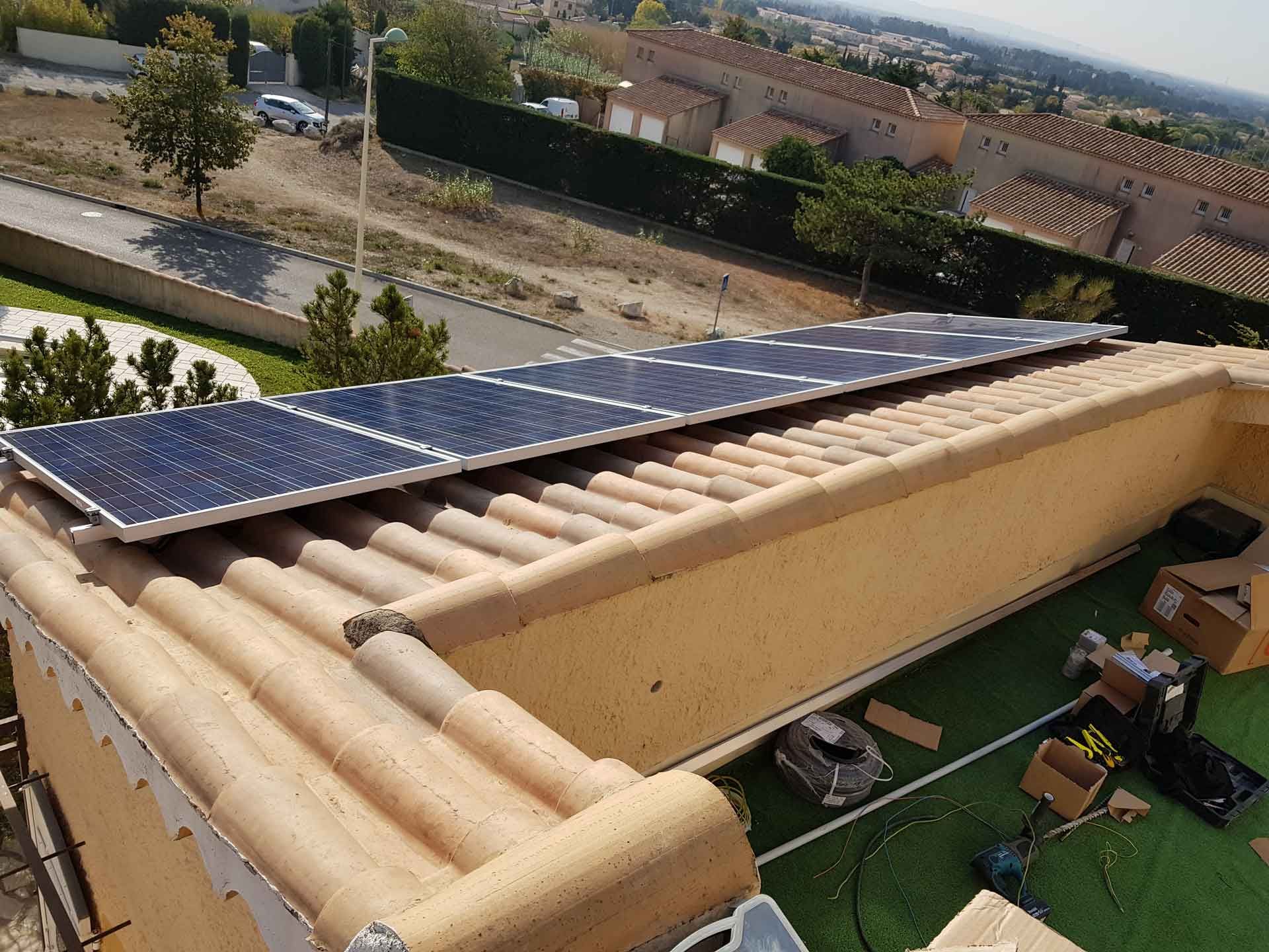 Toiture avec un panneau solaire installé 4