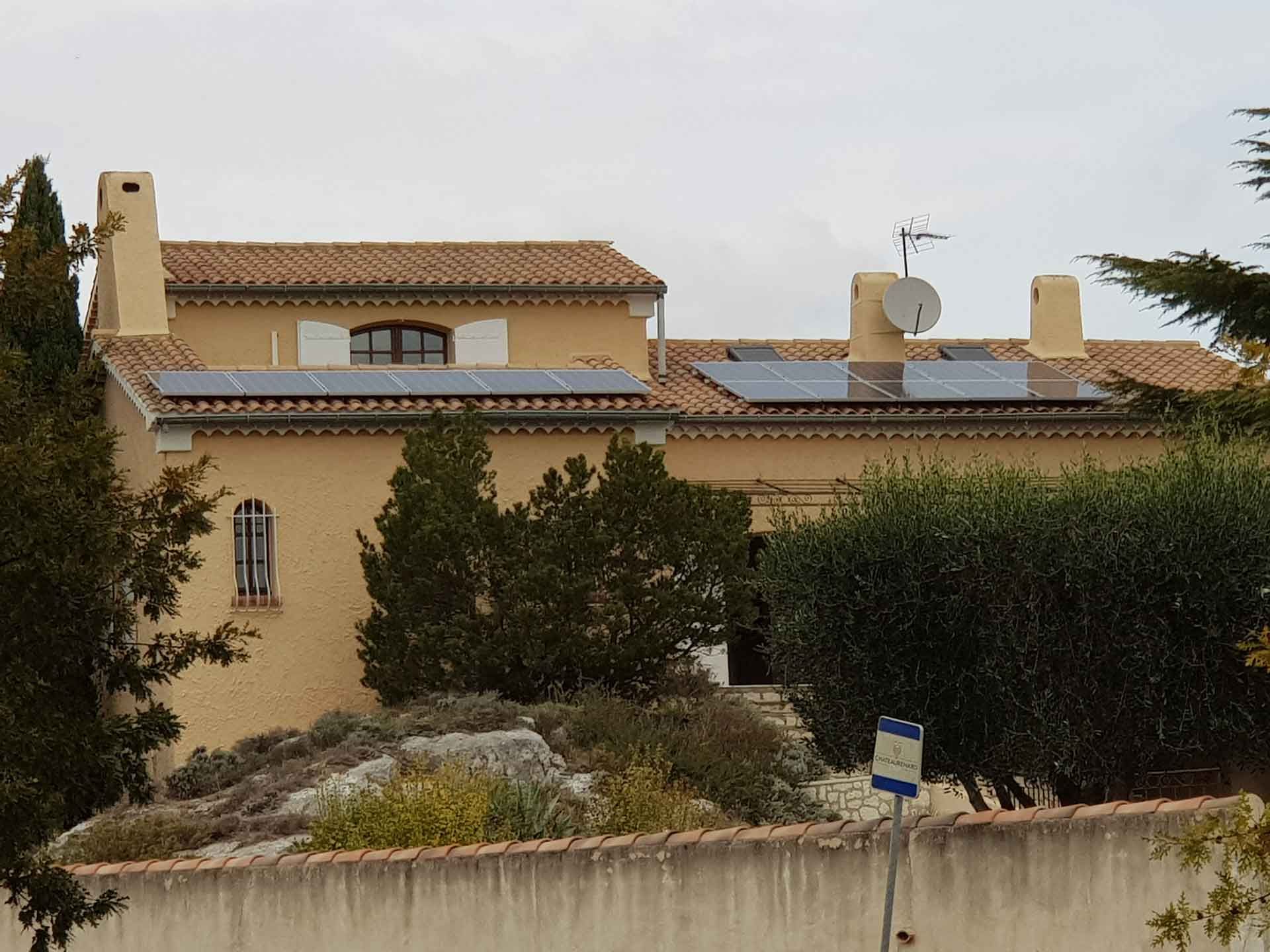 Villa avec une installation de panneaux photovoltaïques sur sa toiture 2