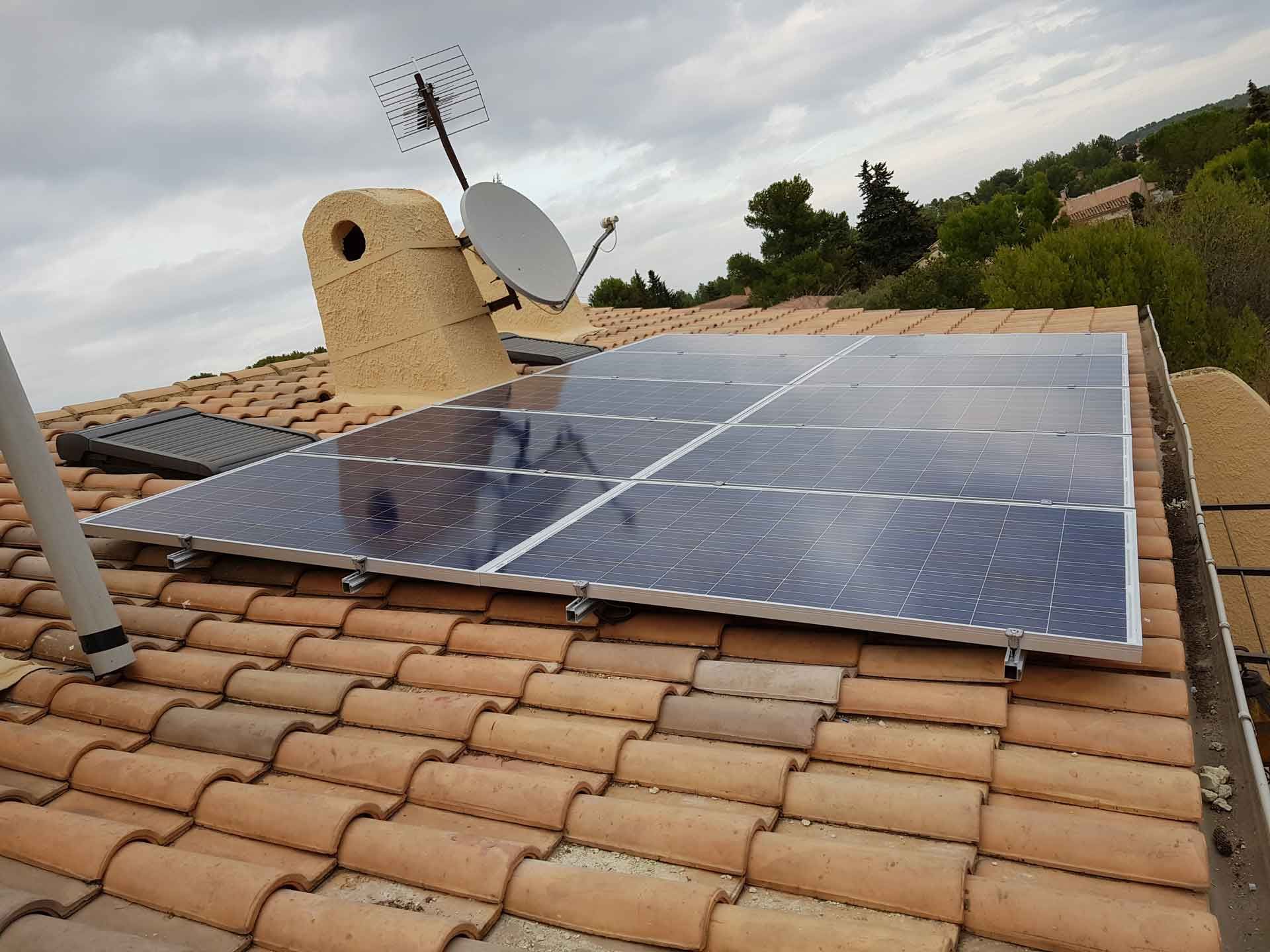 Toiture avec un panneau solaire installé 5