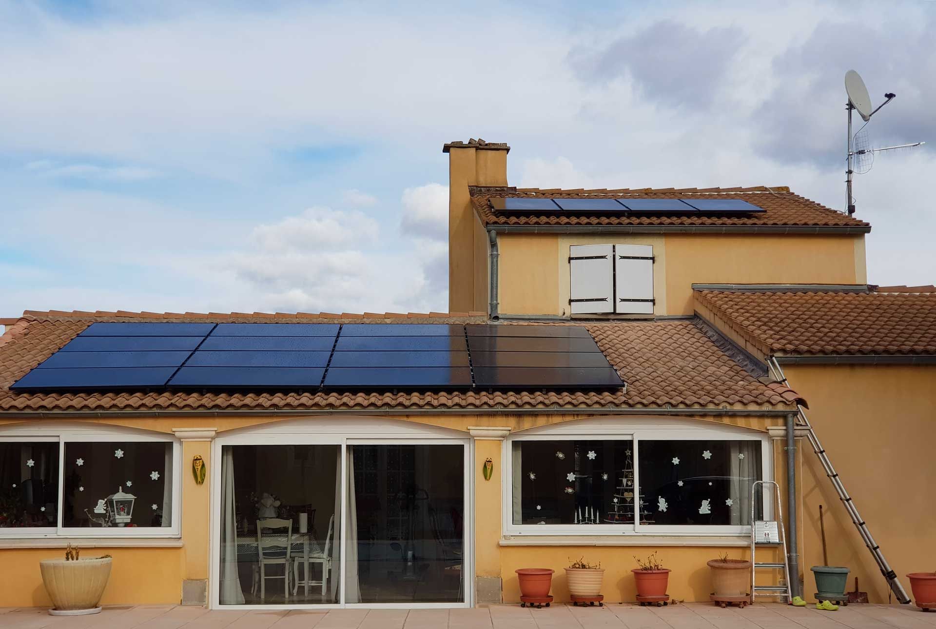 Une maison avec des panneaux photovoltaïques sur le toit