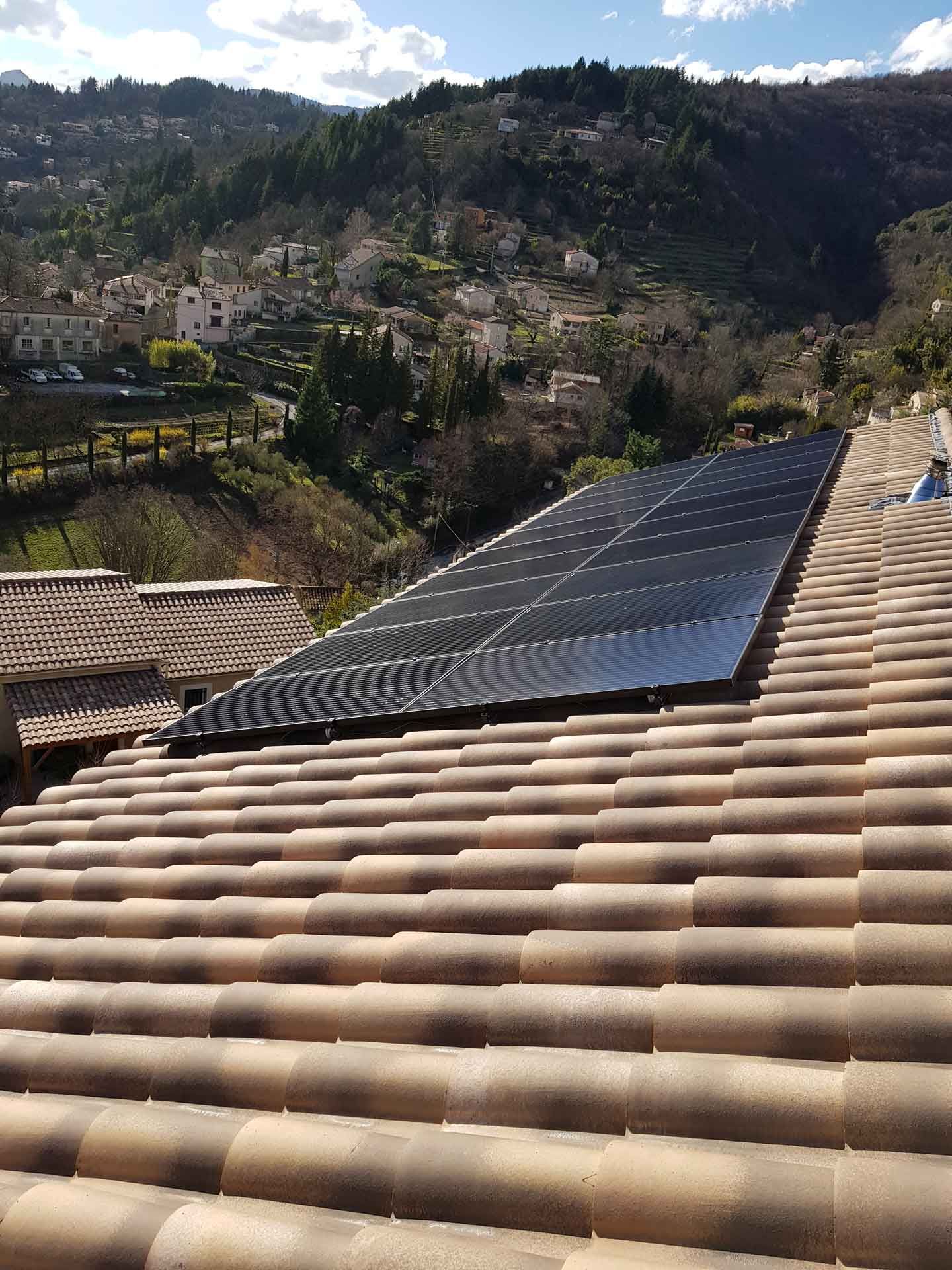 Un toit de maison avec des panneaux photovoltaïques