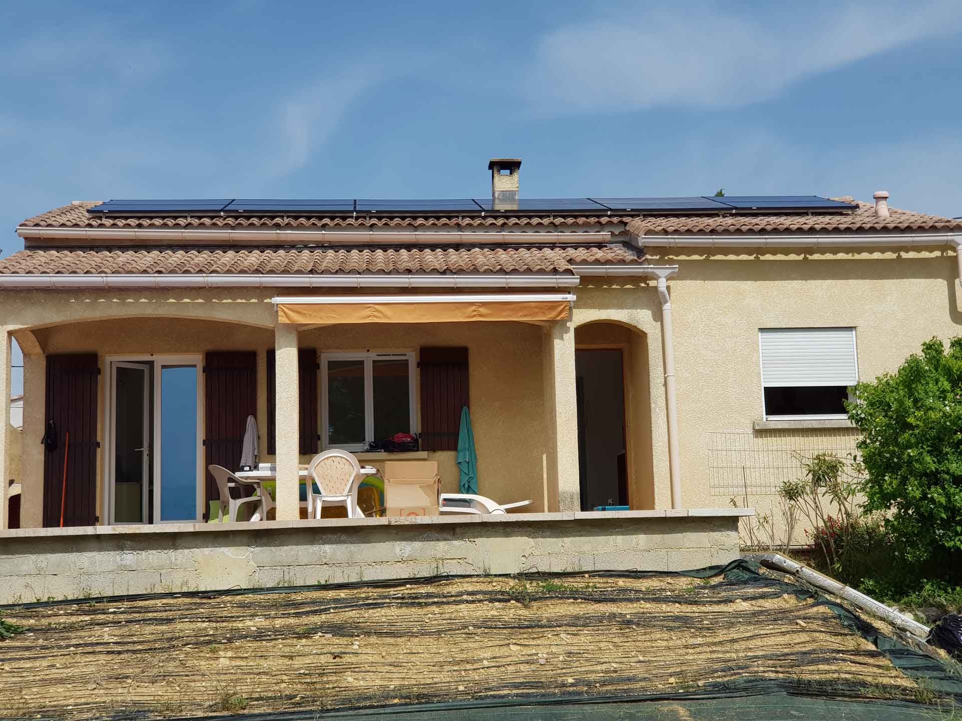 Villa avec une installation de panneaux photovoltaïques sur sa toiture