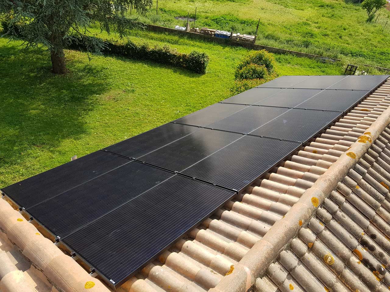 Une maison avec des panneaux photovoltaïques sur la toiture